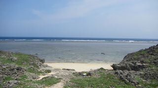 2015年8月鳩間島の北西の端の小さな砂浜です。砂浜は健在です。海水浴場ではありませんので、トイレ・更衣室・シャワー・休憩所　その他施設は一切ありません。