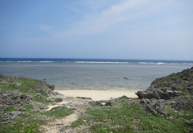 2015年8月鳩間島の北西の端の小さな砂浜です。砂浜は健在です。海水浴場ではありませんので、トイレ・更衣室・シャワー・休憩所　その他施設は一切ありません。