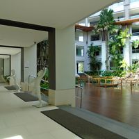 滝が流れるパティオ、そして各所には遊んでいる子どもの像