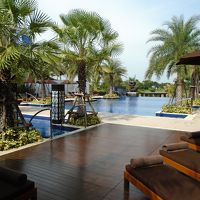 こちらはゴルフ場の緑を借景としたスイミングプールです