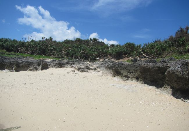 【ニセクチコミに要注意】鳩間島、港の反対側にある浜ではありません。港は島の南側、この浜は港の東側です。