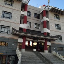 大きすぎて、敷地内で撮ると入りません。