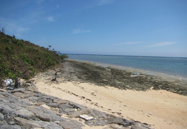 【要注意】このクチコミの地図の場所は船原浜です。ナラリ浜は鳩間小中学校の北東の今では砂浜がほとんど無い小さな浜です。