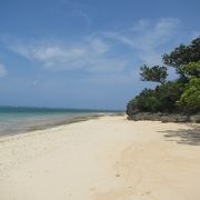 2015年8月鳩間島の南西側のきれいな砂浜です。南側はリーフの外ですから、気を付ける必要があります。