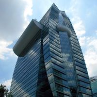 プルンチットに聳えるガラス張りの外観です 