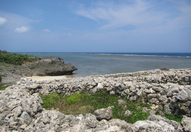 【要注意】鳩間島の北側、西寄りにあります。今ある石積は、最近作られた物です。昔の物見台の跡地です。