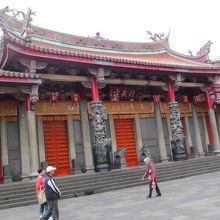 柱の彫刻など立派な建物です。