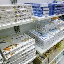 菓子をはじめとしたグアム土産も充実