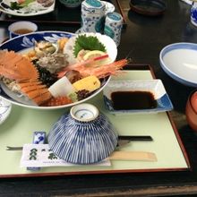 いろいろな海鮮が味わえる海賊丼