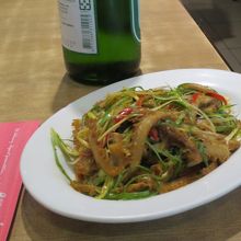 小龍包を待つ間に小皿とビールをもらいました。