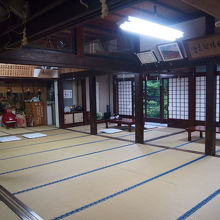 朝のお勤めが行われます