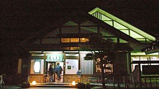 小さいので混みます