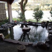 川を眺めて入れる露天風呂