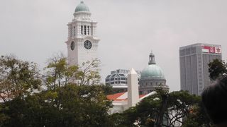 ブロンズのラッフルズ像があります。