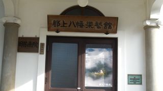 入り口に時代を感じさせる「電話三二」という札が掛かっていました