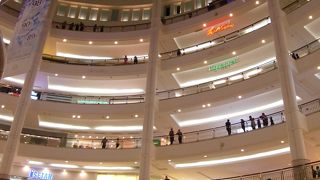 ツインタワー下のショッピングモール