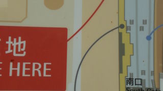 新宿駅のミロードの横にモザイク通りが続いています。