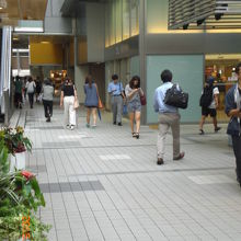 モザイク通りを歩く人々の様子です。賑わっています。