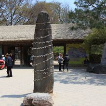 民俗村入口に鎮座する男根のシンボル