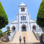 紐差（ひもさし）の町を一望する高台に建つ