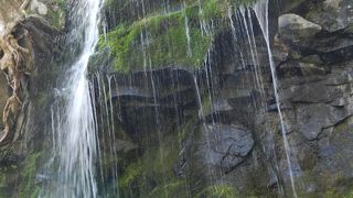 新鹿沢温泉から車で５分程で行ける美しい潜流瀑！