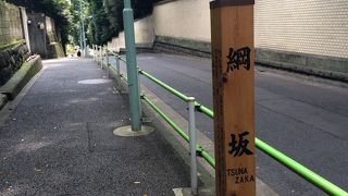 木陰がある静かな坂