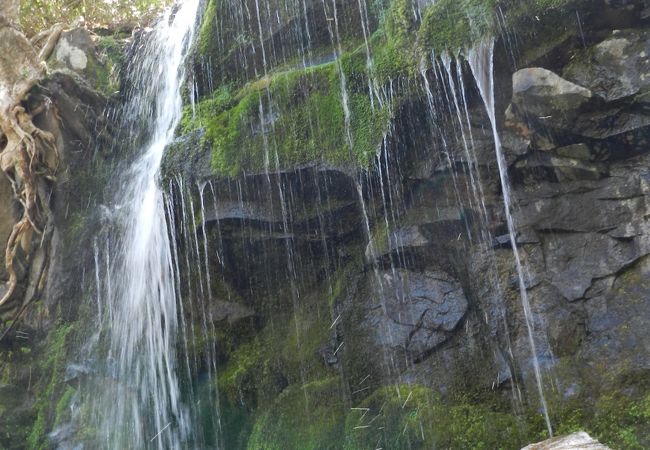新鹿沢温泉から車で５分程で行ける美しい潜流瀑！