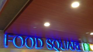 弁当とデリの店舗が並びます。