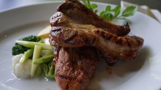 肉、肉、肉のワイルドな料理