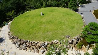 車でしか行けない場所という説明はその通りです