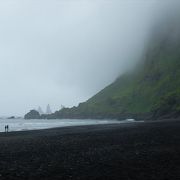 アイスランド本島南端の村ヴィークにある黒砂の浜辺