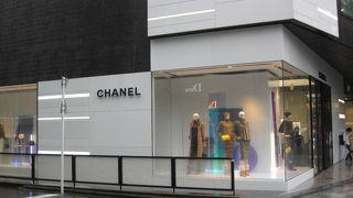 出入り口が2か所で気軽に入れるシャネルブティック