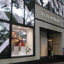 ウィンドウディスプレイに釘付け