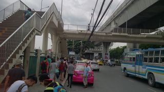 ドムアン空港からのバスがすぐ下に着きます