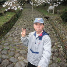 石畳をバックに