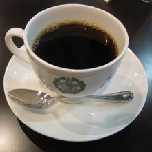 ブラジルコーヒーを静かな店内でゆったりと味わえる