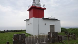 白と赤の綺麗な灯台