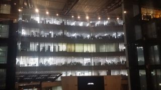 雨の中のテレビ朝日