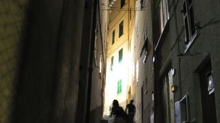 細い小道がいい雰囲気を醸し出します