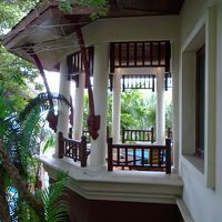 客室に入る前に、デイベッドもある大きなバルコニーをパチリ 