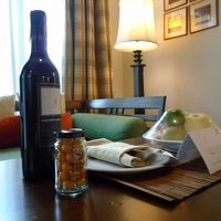 復活した赤ワインがマンゴーのチョコレートと共にありました 