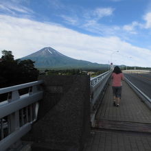 河口湖大橋を渡り始めました。橋の先左側には綺麗な富士山！