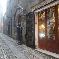 霧がかかった街の様子です