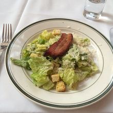 厚いベーコンのシーザーサラダ