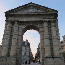 門からサンカトリーヌ通りを望む・終点は大劇場