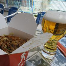 近くの焼きそば・パブのビール。お値打ちですよ