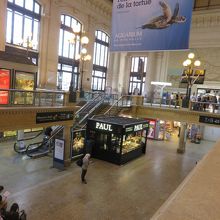 構内・ポールのパン屋さん・ワインレストランなどあり