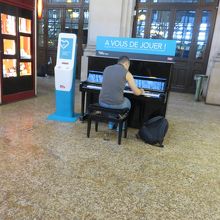 構内にピアノがあります、ぜひ,トライしてみて下さい