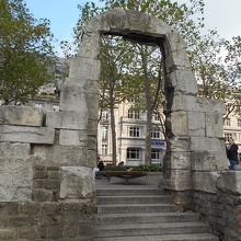 そばにあった古代ローマ植民地時代の遺跡。