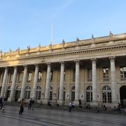 ボルドー中心にあり、ギリシャ神殿を思わせる、12本の円柱は見事です